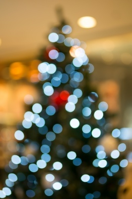 Foto: Abstract Of Christmas Tree Light Bokeh For Background, by nipitphand/Free digital photos